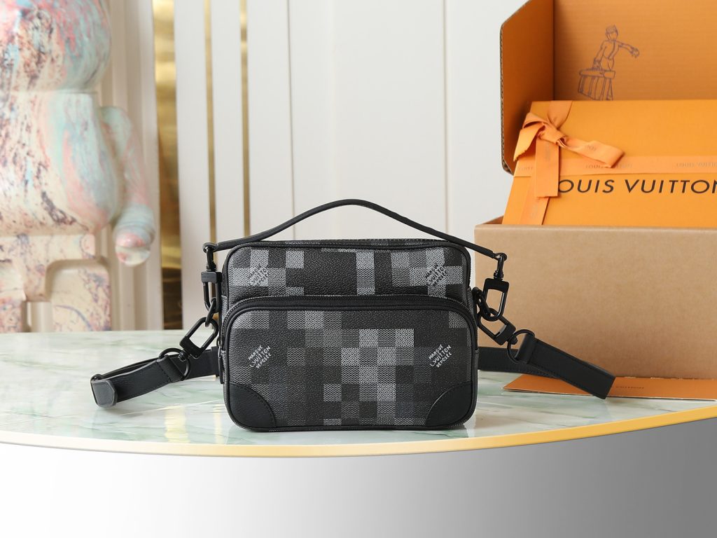 Louis Vuitton Messenger Bag M14988 in Black