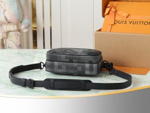 Louis Vuitton Messenger Bag M14988 in Black