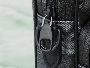 Louis Vuitton Messenger Bag M14988 in Black