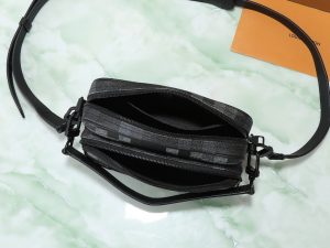 Louis Vuitton Messenger Bag M14988 in Black