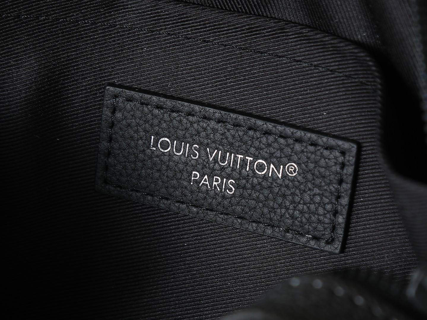 Louis Vuitton Messenger Bag M14988 in Black