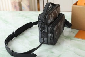 Louis Vuitton Messenger Bag M14988 in Black
