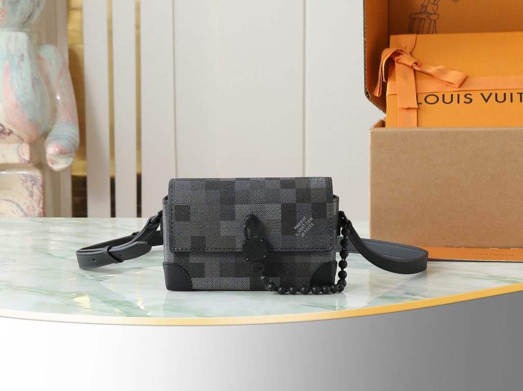 Louis Vuitton Shoulder Bag M14923 in Black