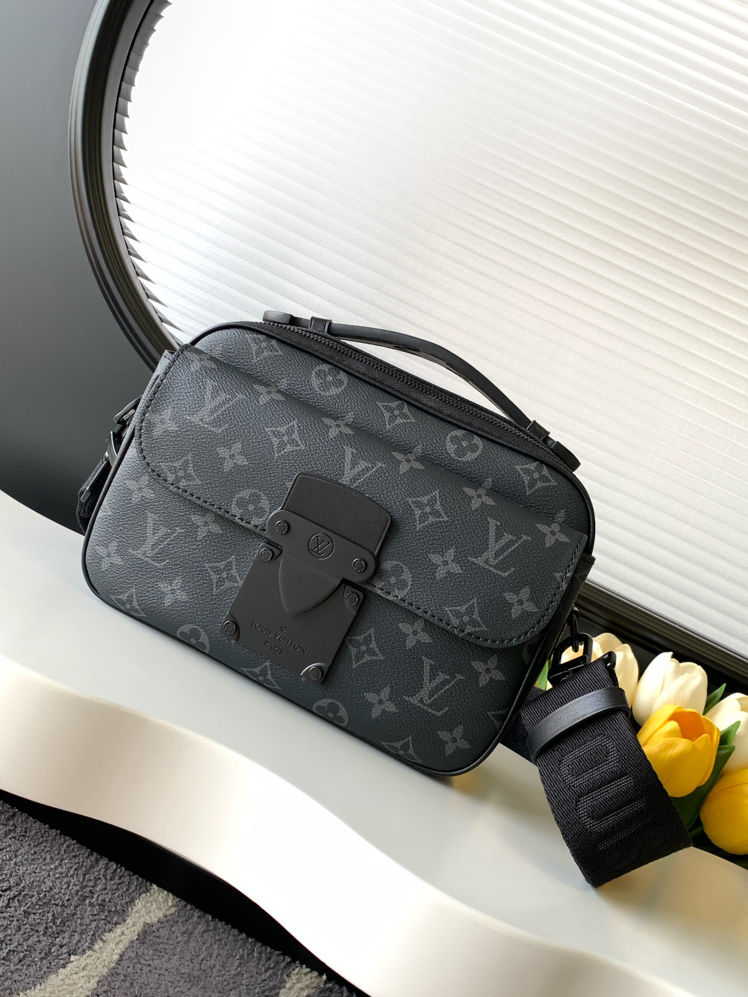 Louis Vuitton Messenger Bag M58489 in Black