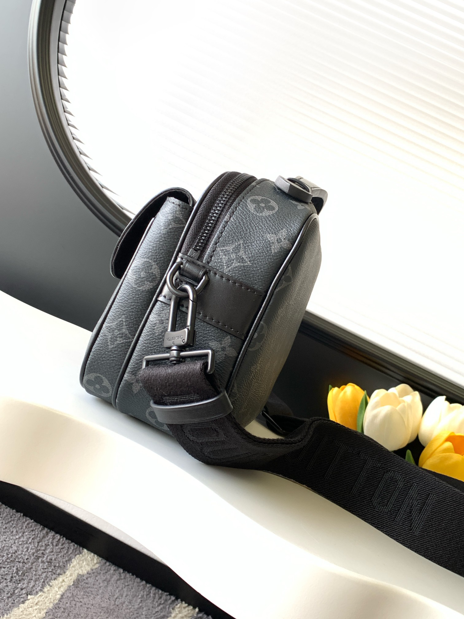 Louis Vuitton Messenger Bag M58489 in Black