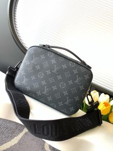 Louis Vuitton Messenger Bag M58489 in Black