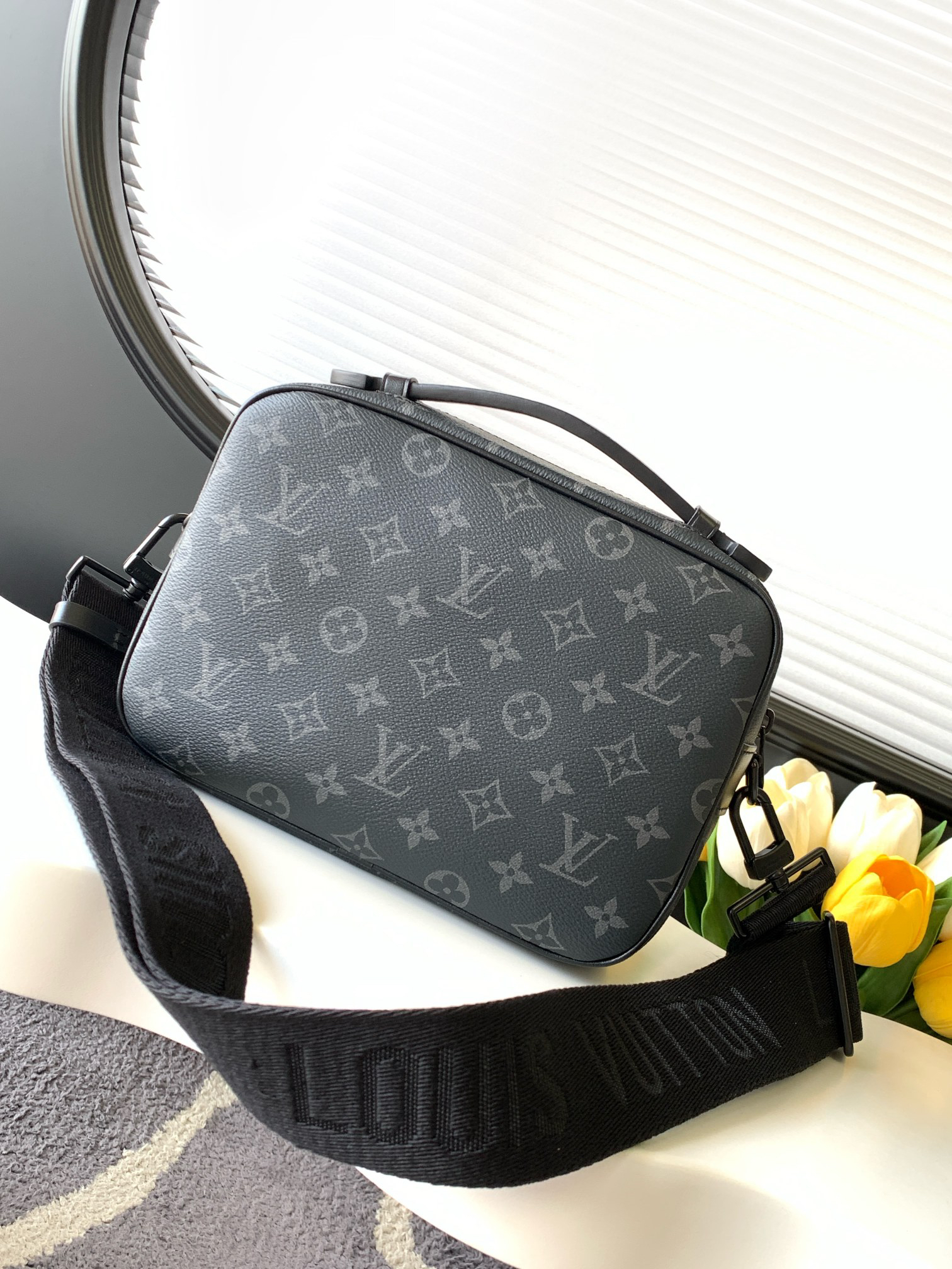 Louis Vuitton Messenger Bag M58489 in Black