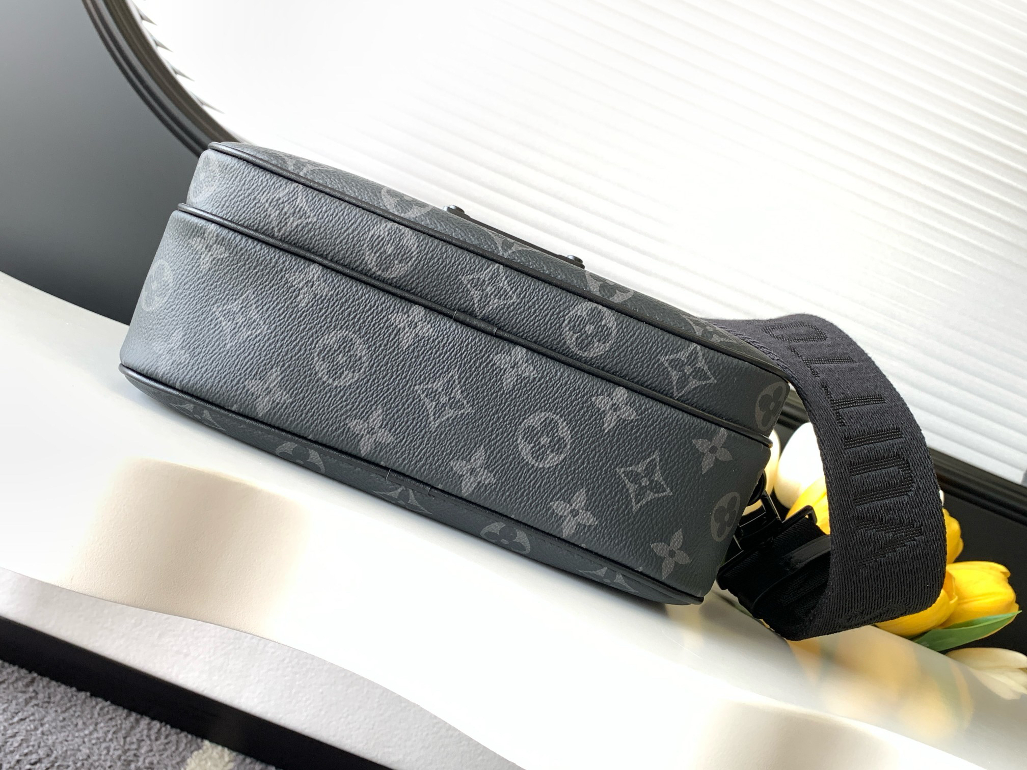 Louis Vuitton Messenger Bag M58489 in Black