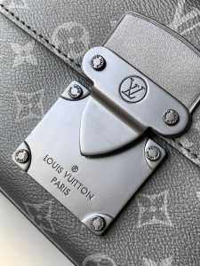Louis Vuitton Messenger Bag M58489 in Black