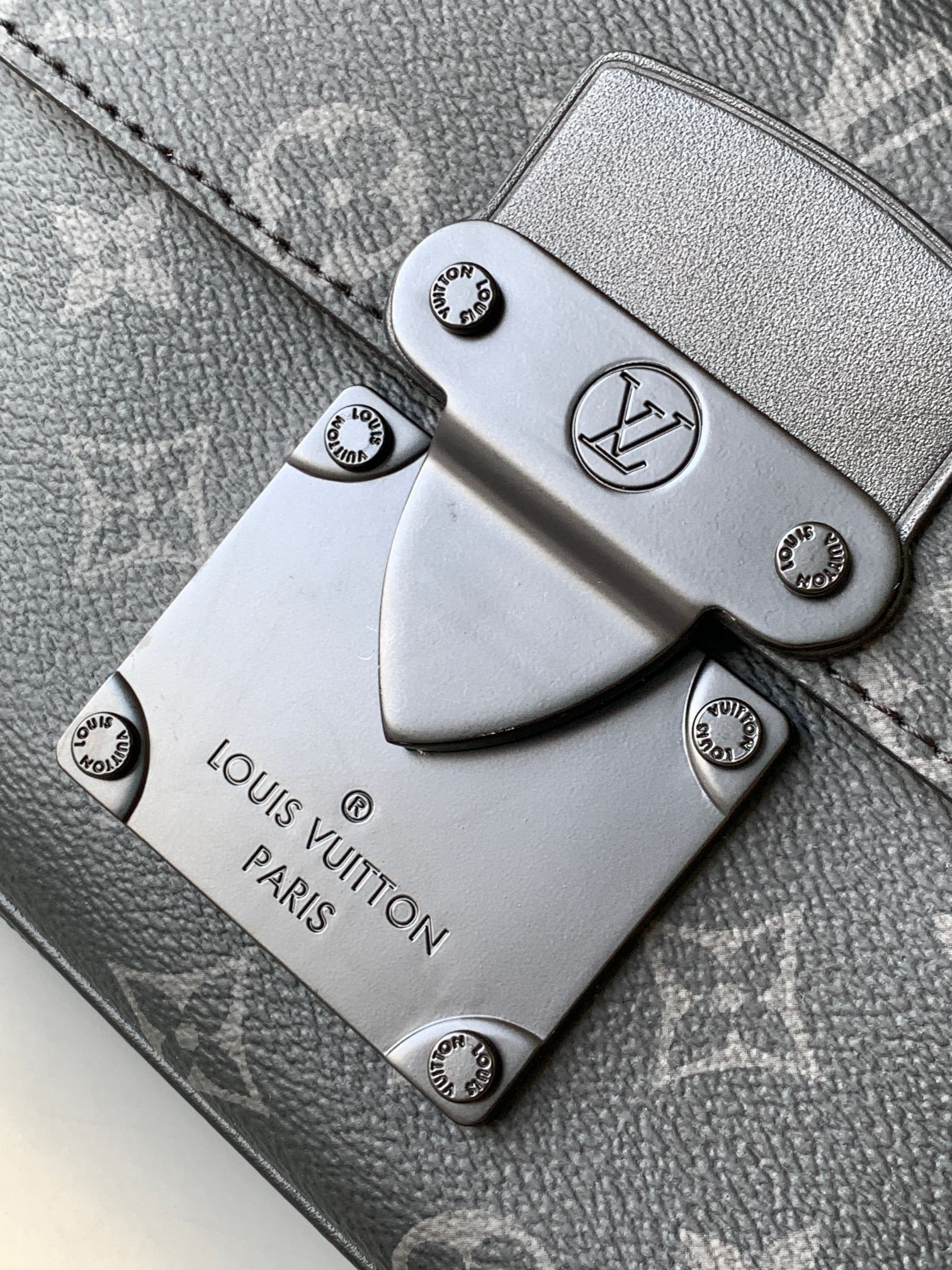 Louis Vuitton Messenger Bag M58489 in Black