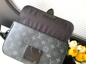 Louis Vuitton Messenger Bag M58489 in Black