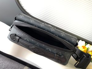 Louis Vuitton Messenger Bag M58489 in Black