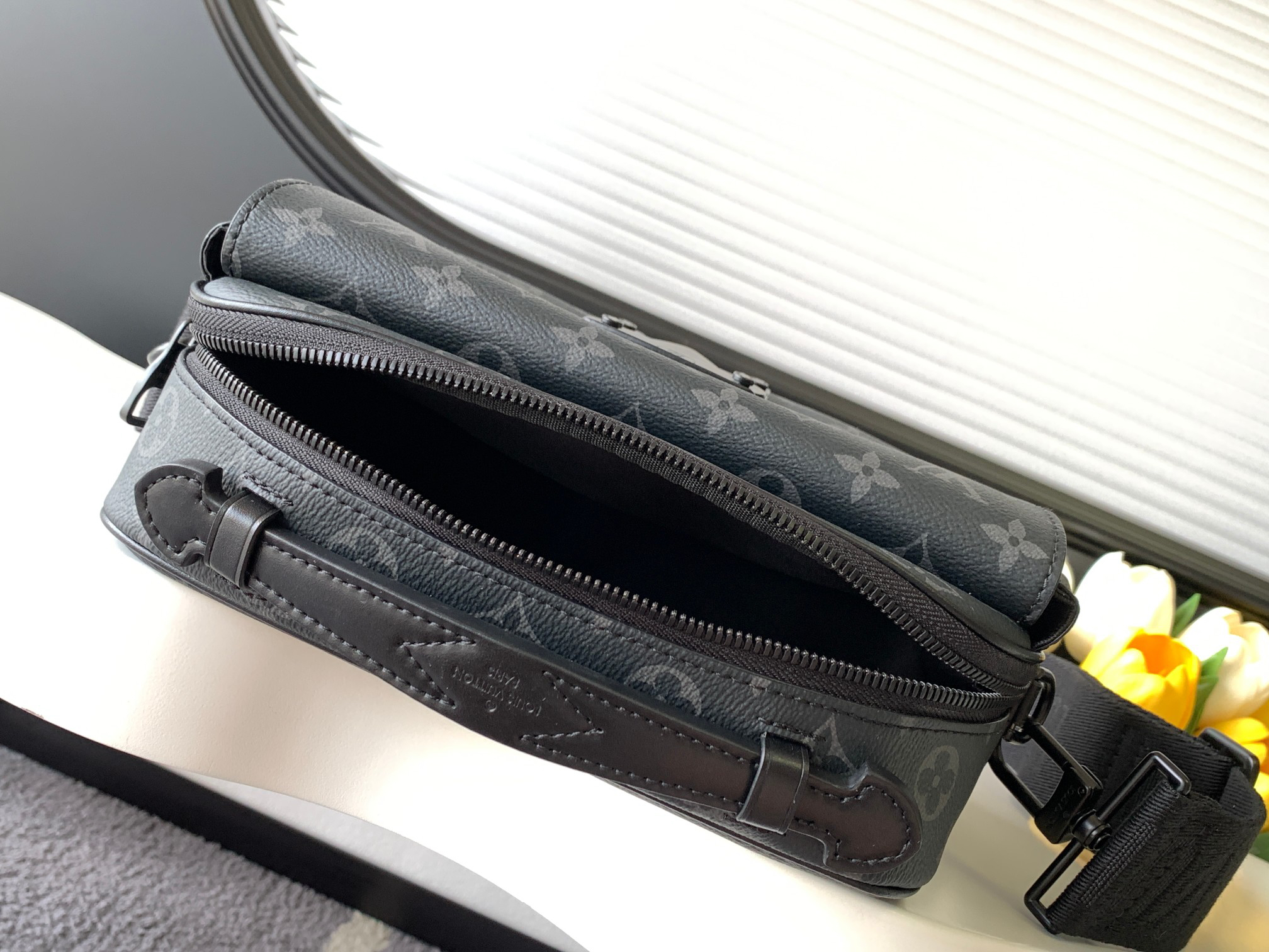Louis Vuitton Messenger Bag M58489 in Black
