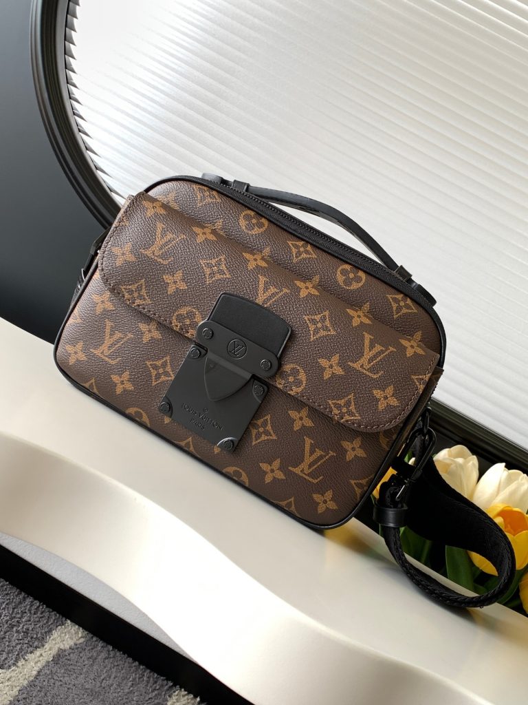 Louis Vuitton Messenger Bag M58489 in Black