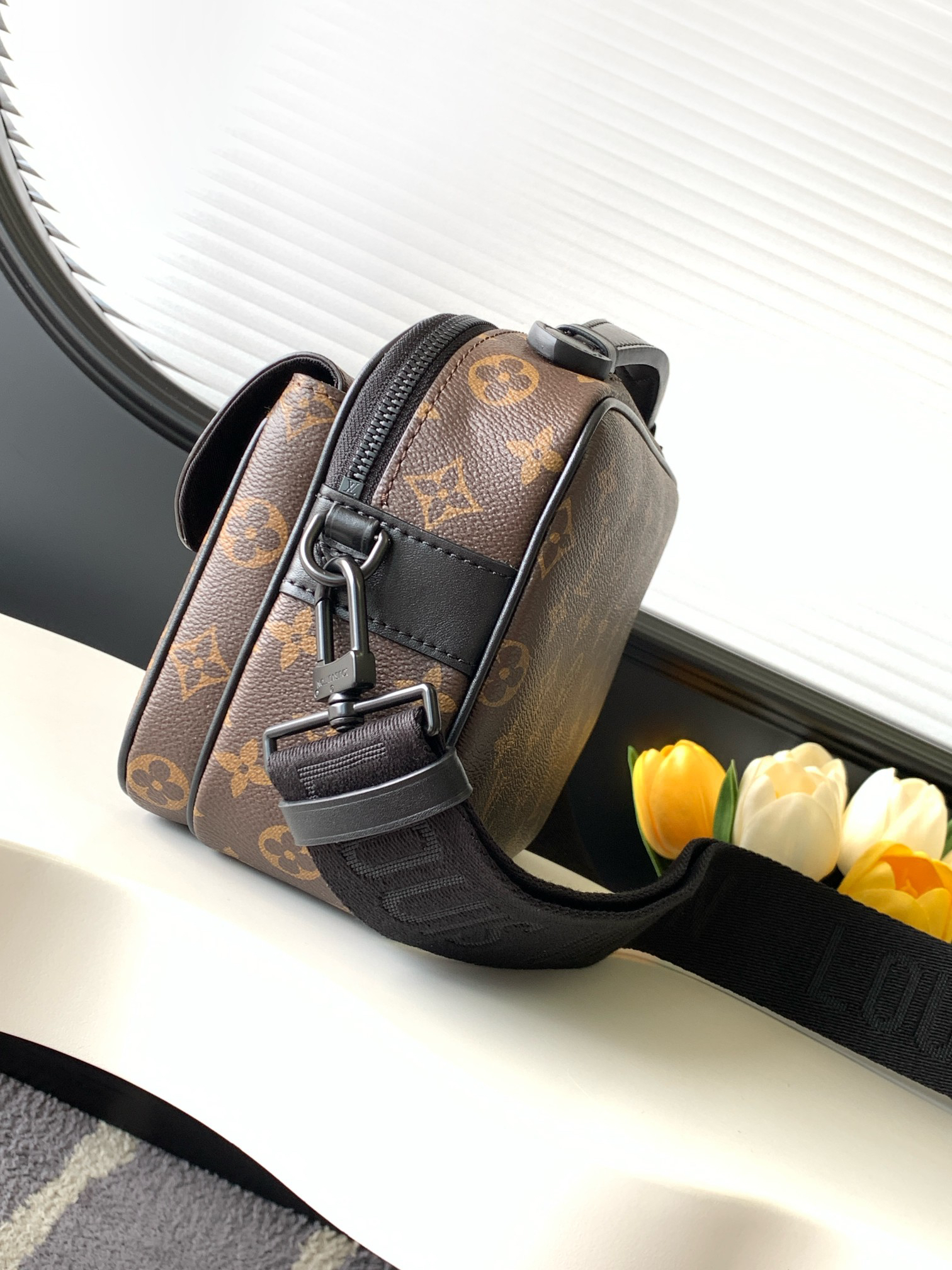 Louis Vuitton Messenger Bag M58489 in Black