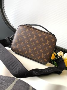 Louis Vuitton Messenger Bag M58489 in Black