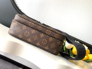 Louis Vuitton Messenger Bag M58489 in Black