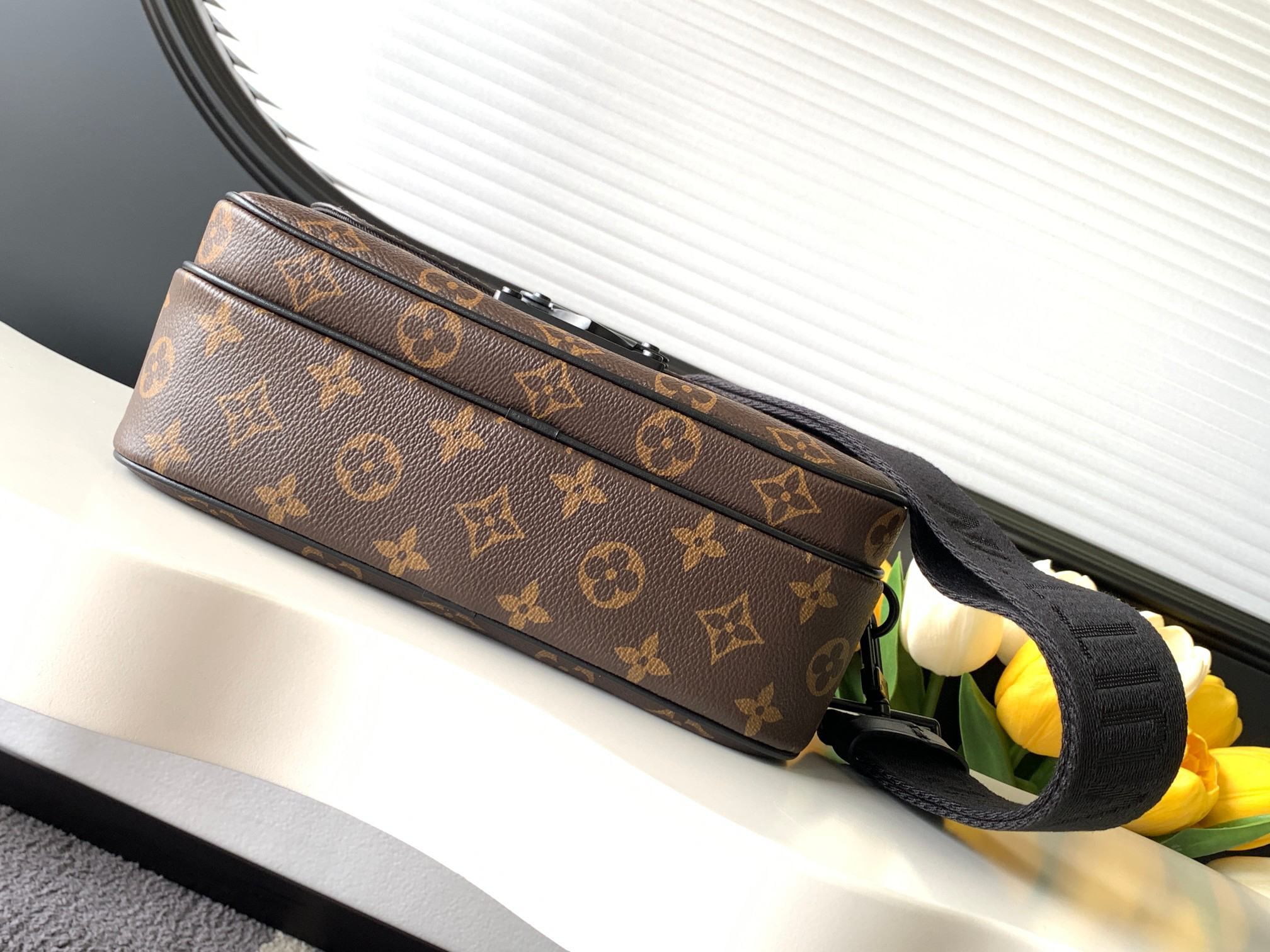 Louis Vuitton Messenger Bag M58489 in Black