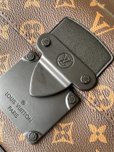 Louis Vuitton Messenger Bag M58489 in Black
