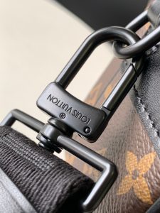 Louis Vuitton Messenger Bag M58489 in Black