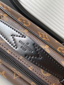 Louis Vuitton Messenger Bag M58489 in Black