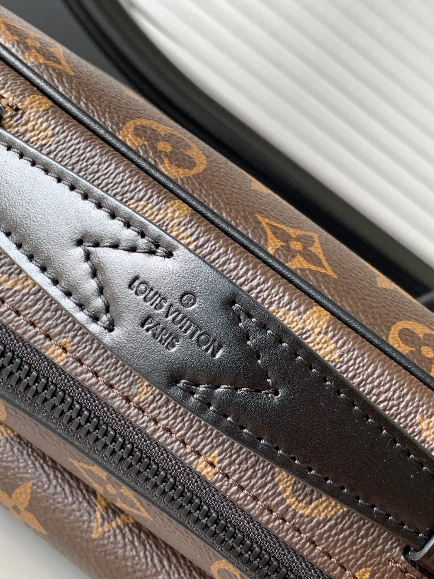 Louis Vuitton Messenger Bag M58489 in Black