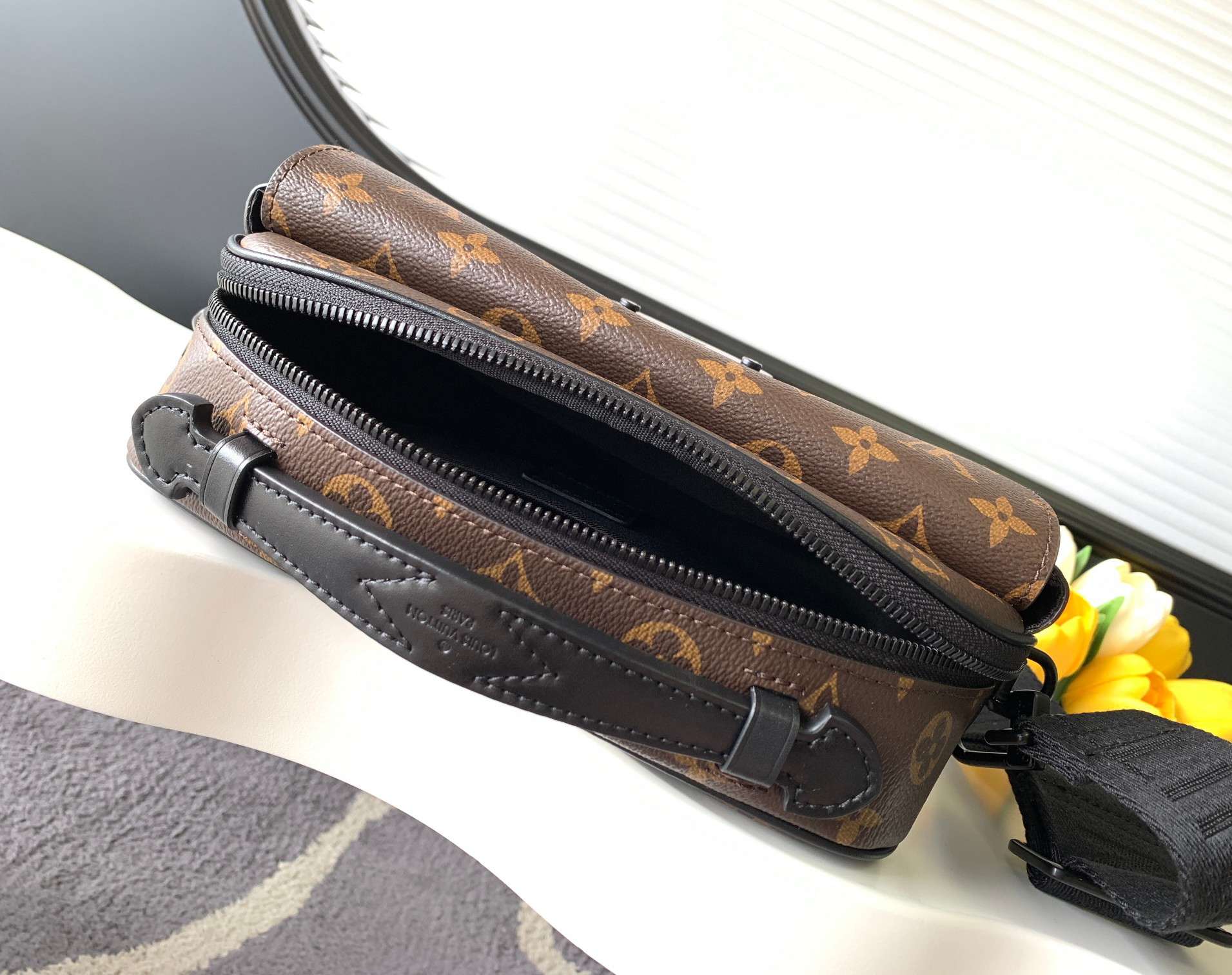 Louis Vuitton Messenger Bag M58489 in Black