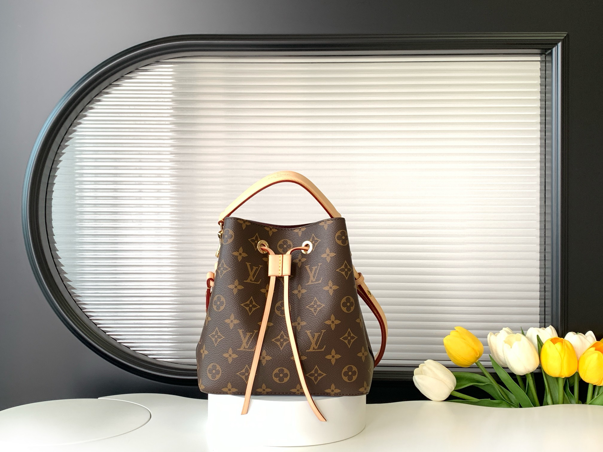 Louis Vuitton Bucket Bag M46581