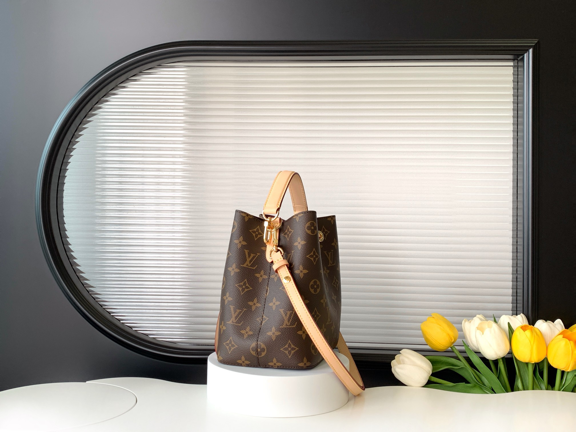 Louis Vuitton Bucket Bag M46581