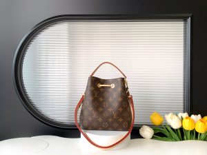 Louis Vuitton Bucket Bag M46581
