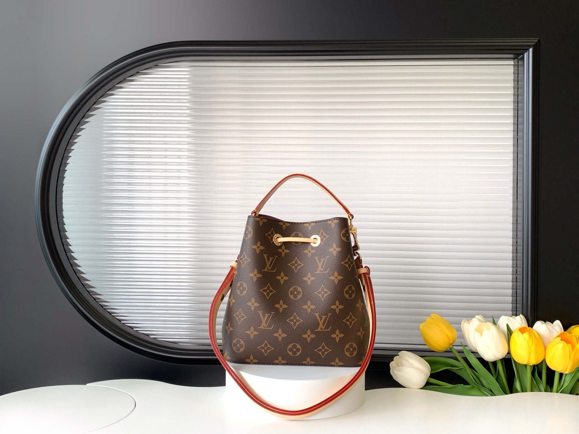 Louis Vuitton Bucket Bag M46581