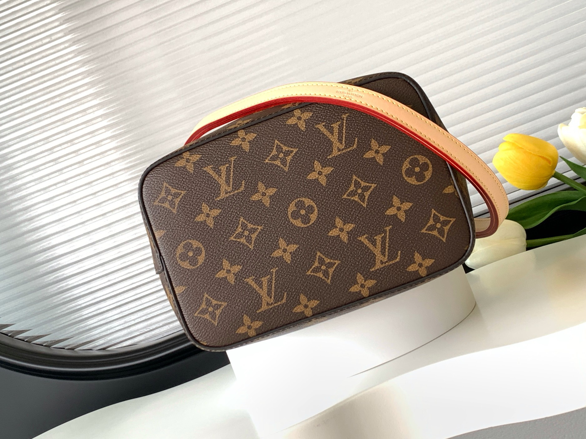 Louis Vuitton Bucket Bag M46581