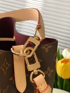 Louis Vuitton Bucket Bag M46581