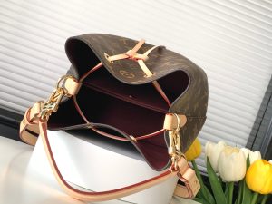Louis Vuitton Bucket Bag M46581