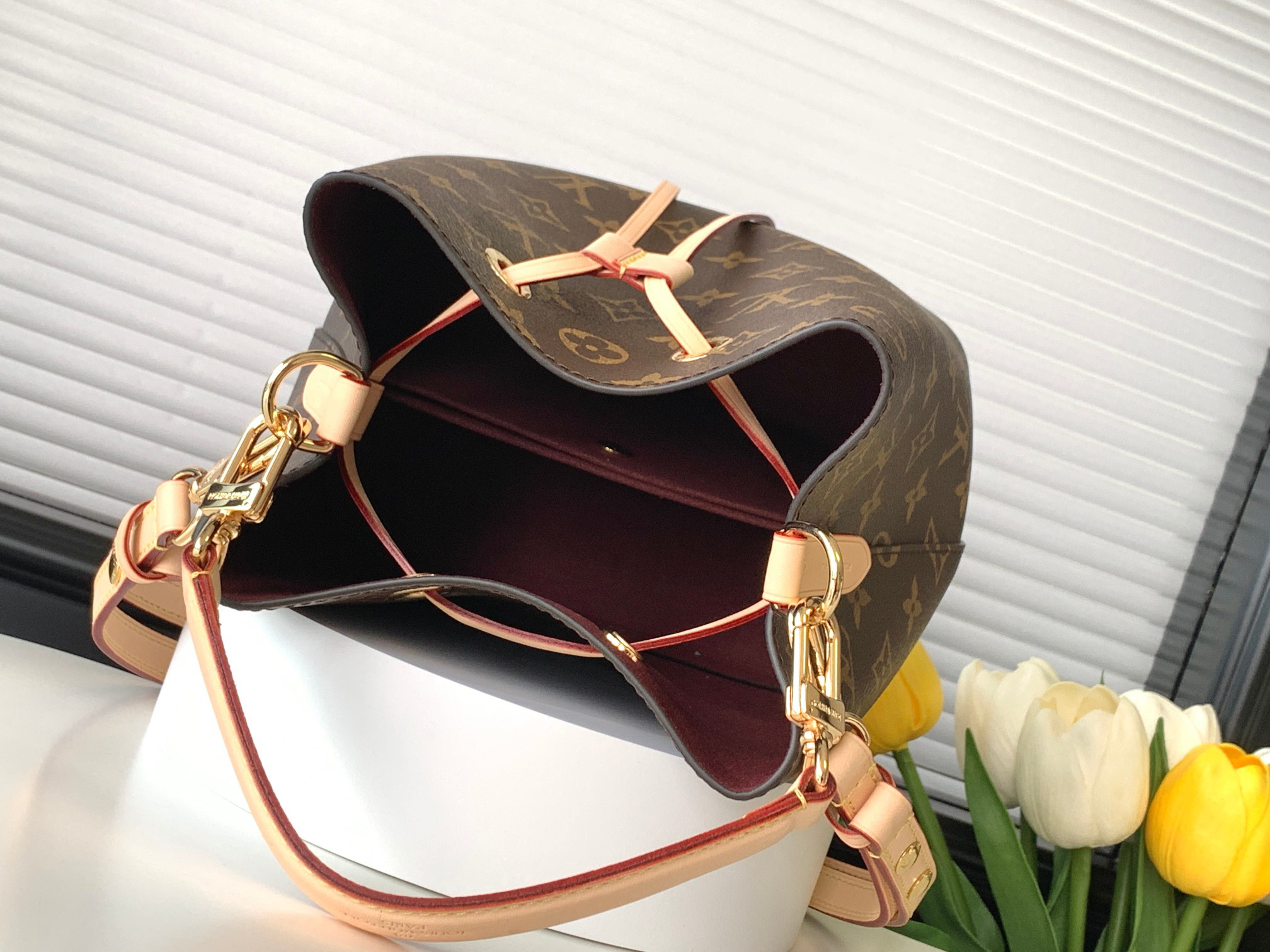 Louis Vuitton Bucket Bag M46581