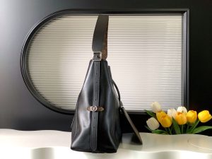 Louis Vuitton Handbag M25143