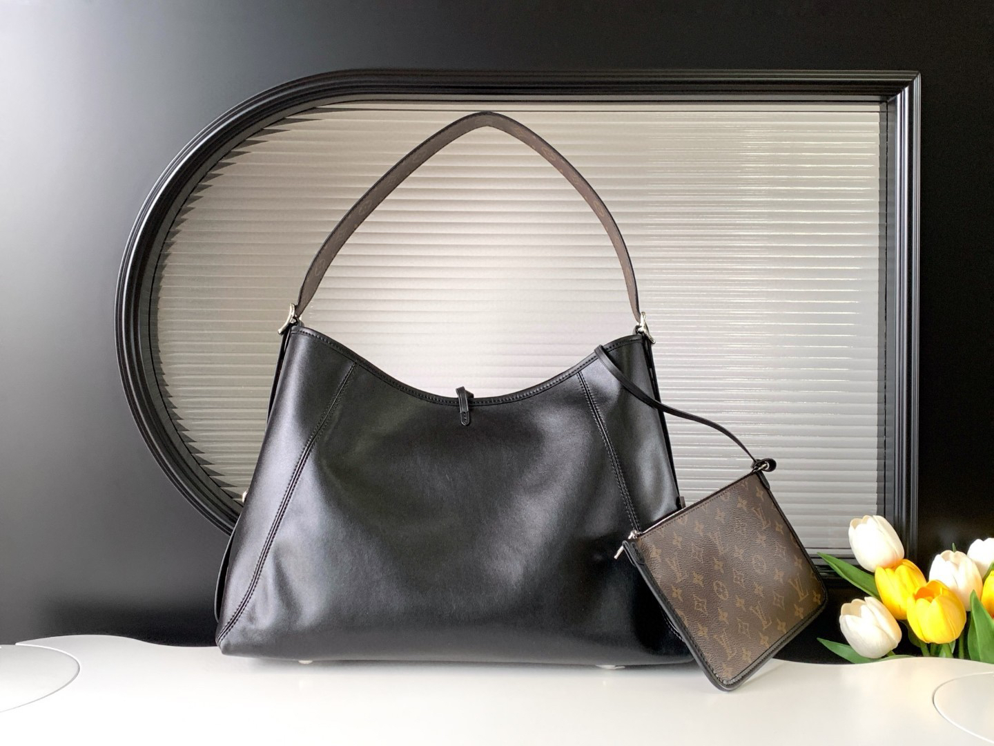 Louis Vuitton Handbag M25143