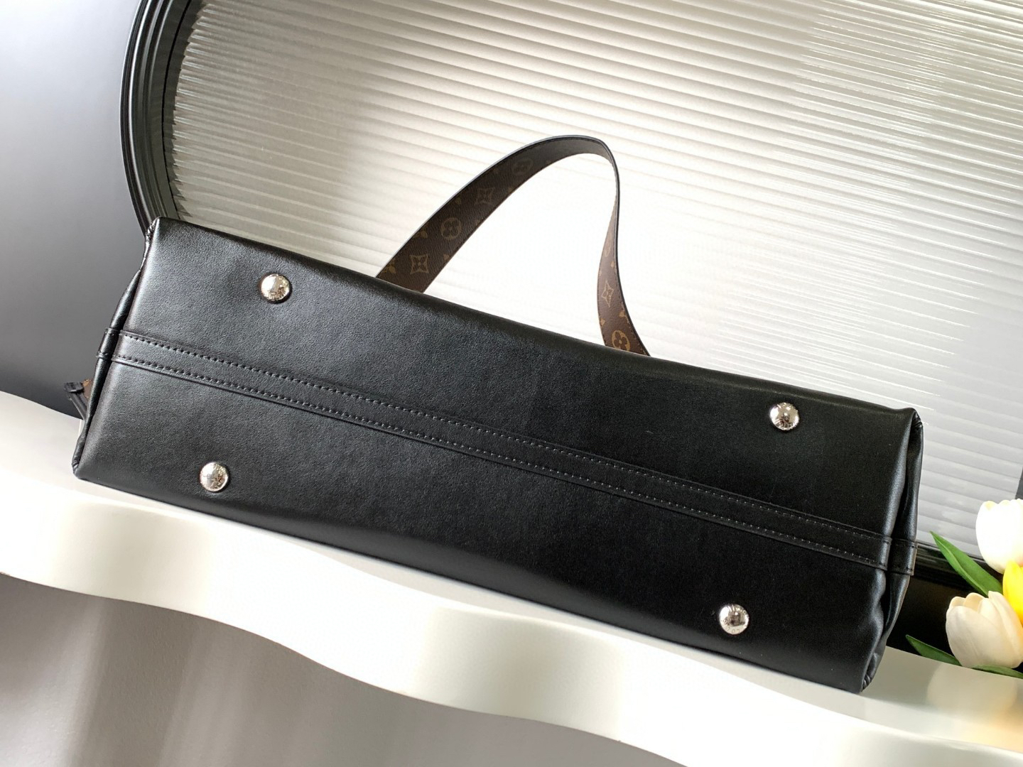 Louis Vuitton Handbag M25143