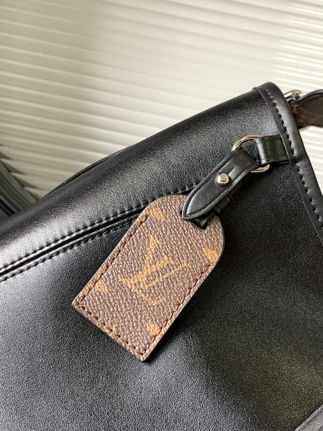 Louis Vuitton Handbag M25143