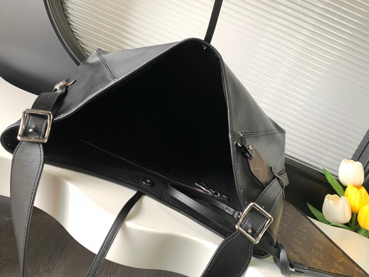 Louis Vuitton Handbag M25143