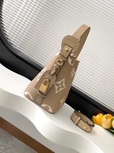 Louis Vuitton Handbag M13480 in Black