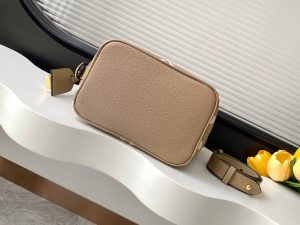 Louis Vuitton Handbag M13480 in Black