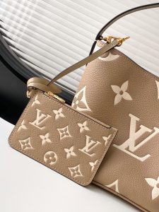 Louis Vuitton Handbag M13480 in Black