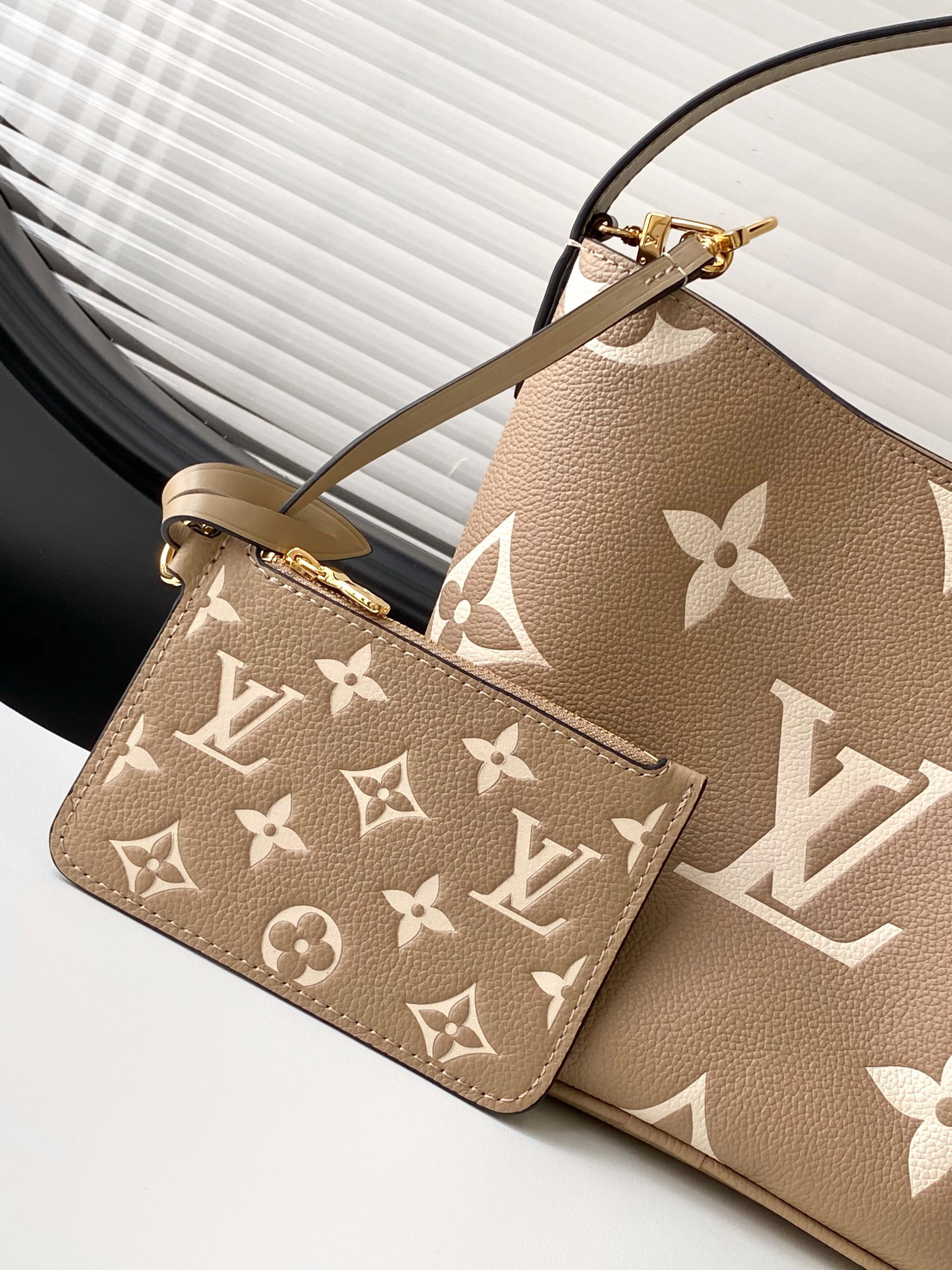 Louis Vuitton Handbag M13480 in Black
