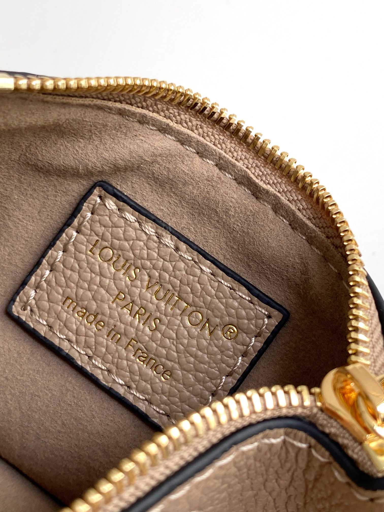 Louis Vuitton Handbag M13480 in Black