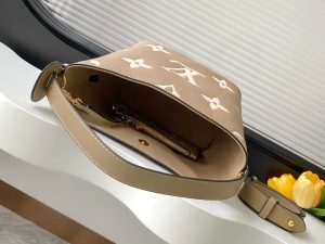 Louis Vuitton Handbag M13480 in Black