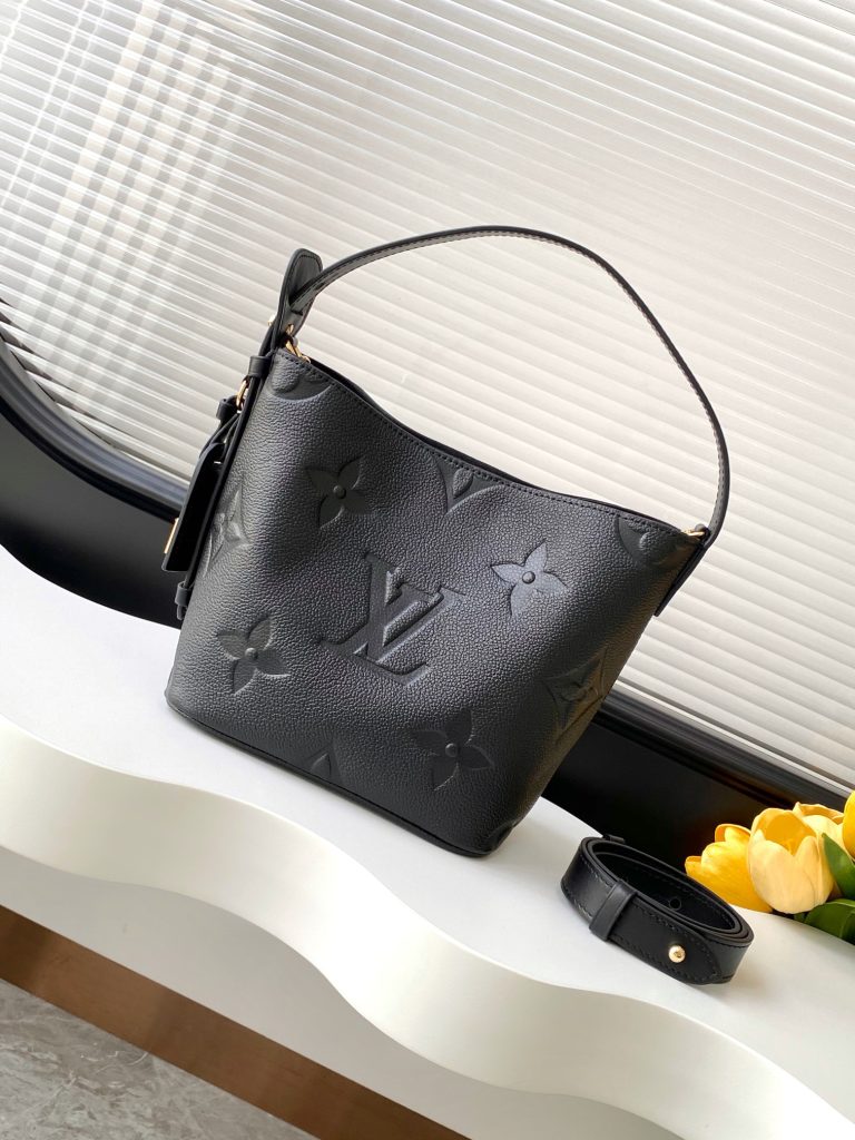Louis Vuitton Handbag M13480 in Black
