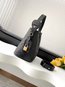 Louis Vuitton Handbag M13480 in Black