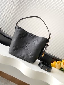 Louis Vuitton Handbag M13480 in Black