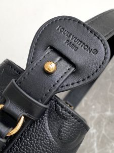 Louis Vuitton Handbag M13480 in Black